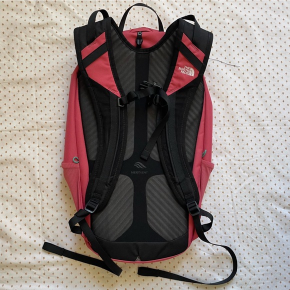 The North Face Basin 18 Backpack with integrated rainfly - Picture 3 of 7